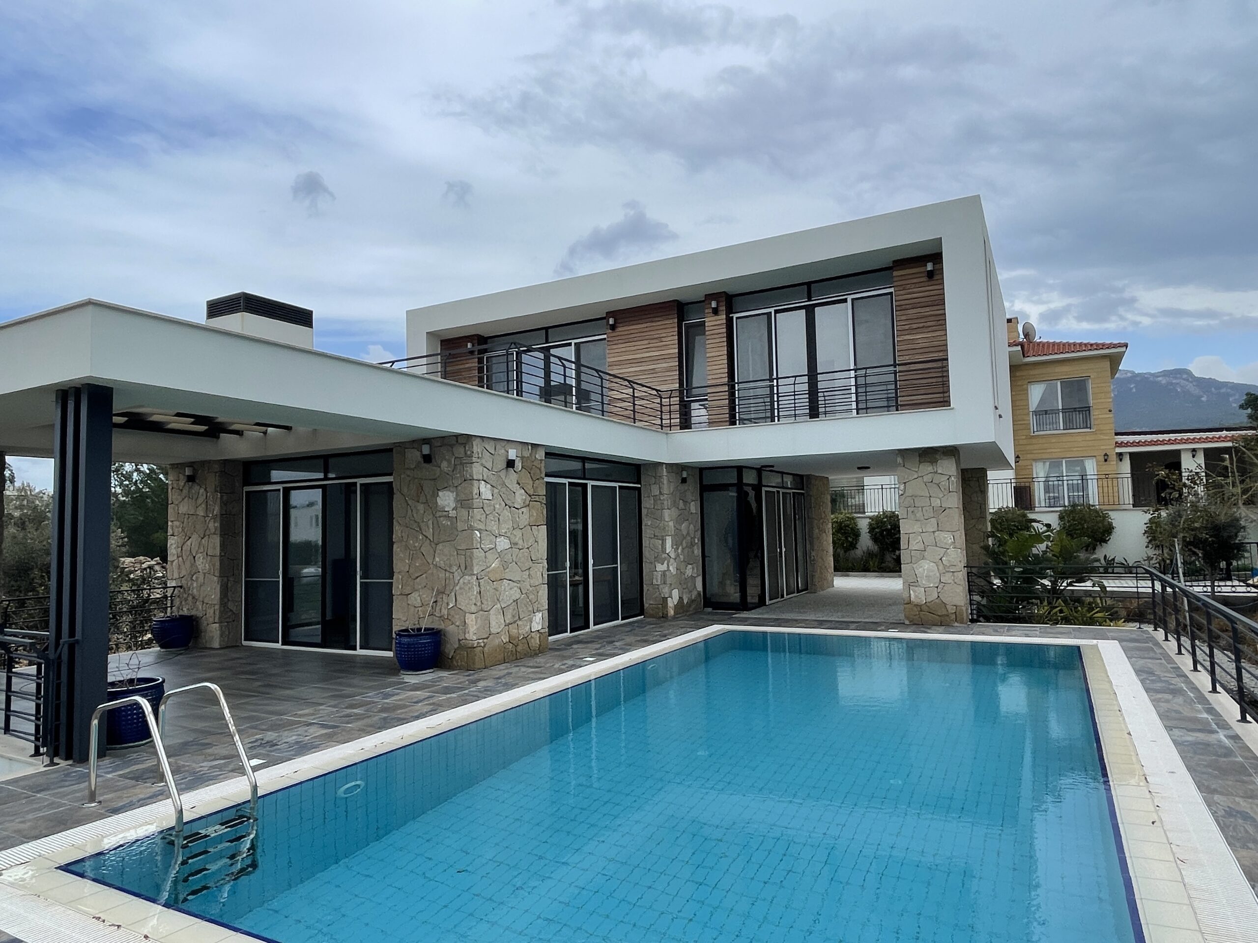 Nordzypern Immobilien 3+1 Villen mit Meer fussläufig in Esentepe