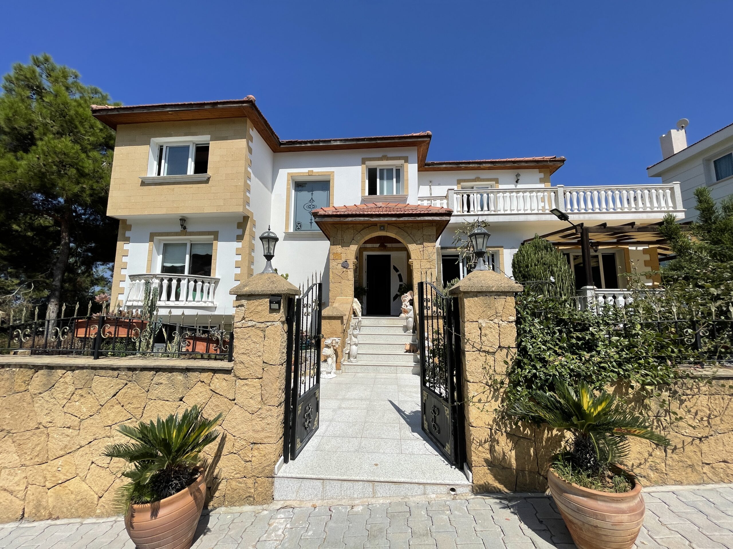 Immobilien Nordzypern 4+1 Villa mit Meer in Kyrenia