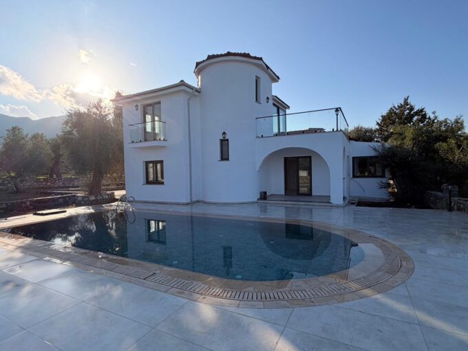 4+1 Luxusvilla zu verkaufen in Ozanköy Girne