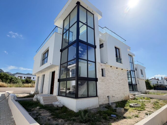 4-Zimmer Luxusvilla mit Pool & Meerblick in Karşıyaka zu verkaufen 3 PHOTO 2026 05 17 00 22 44 27